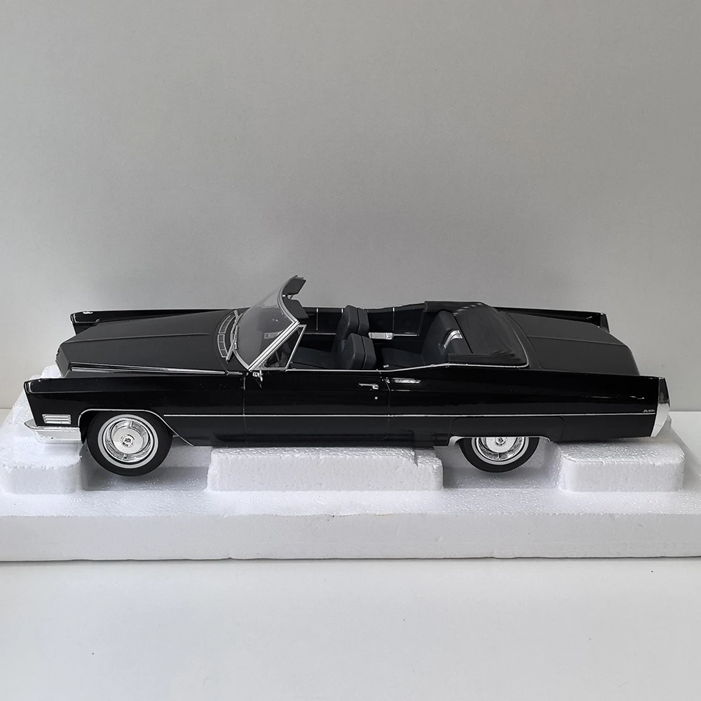 1:18 Scale Black Cadillac Alloy Convertible Model 2 1:18 Scale Black Cadillac Alloy Convertible Model - Image 2