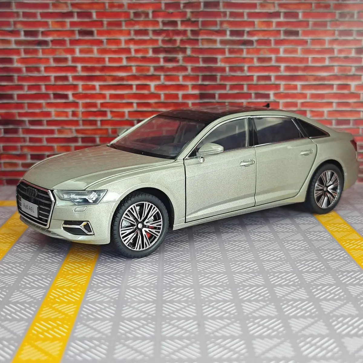 1:24 Scale Black Diecast A6L Model 8 1:24 Scale Black Diecast A6L Model - Image 8