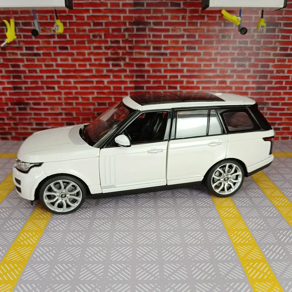 Land Rover Range Rover 1:24 Diecast Model in Black, White, or Red 9 Land Rover Range Rover 1:24 Diecast Model in Black, White, or Red - Image 9