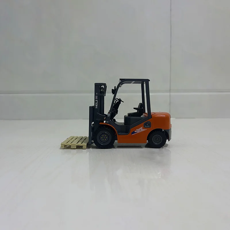 1:25 Scale Industrial Forklift Model 4 1:25 Scale Industrial Forklift Model - Image 4