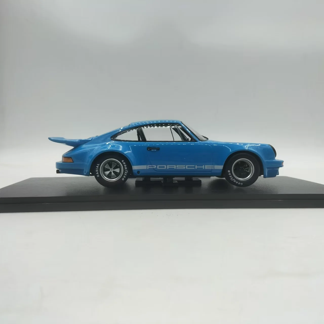 Vibrant Blue 1:18 Porsche 911 Carrera RSR Model 3 Vibrant Blue 1:18 Porsche 911 Carrera RSR Model - Image 3