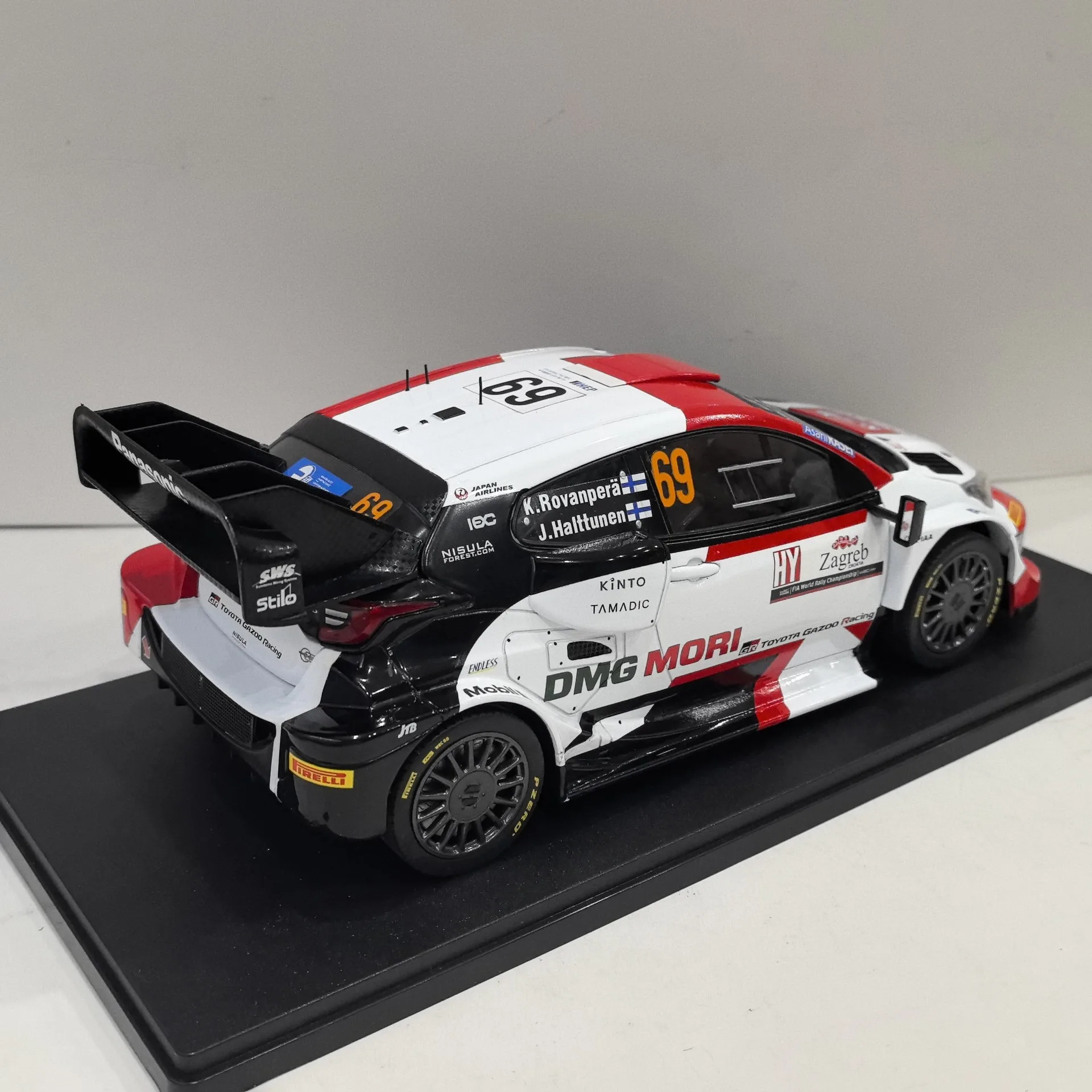 1:18 White Diecast Racing Car Model 5 1:18 White Diecast Racing Car Model - Image 5