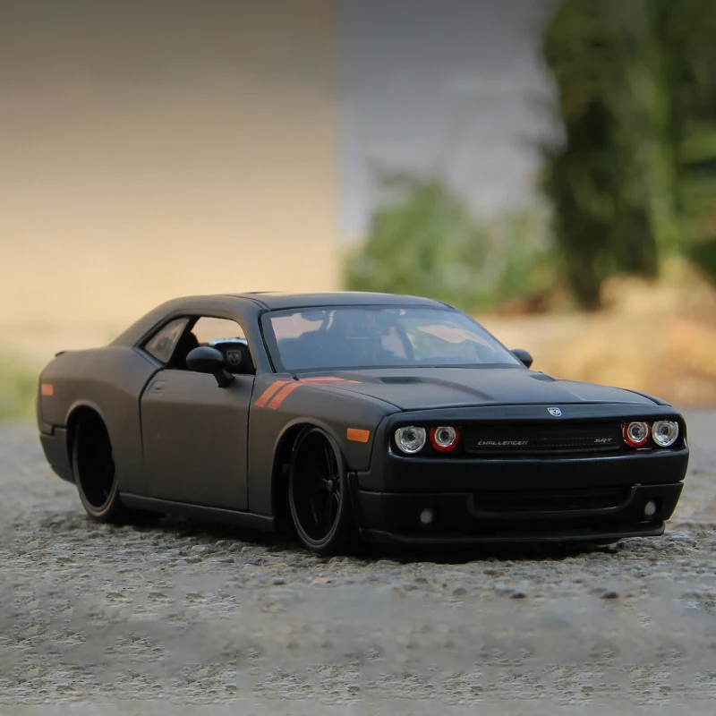 Maisto 1:24 Dodge Challenger Diecast Model 4 Maisto 1:24 Dodge Challenger Diecast Model - Image 4