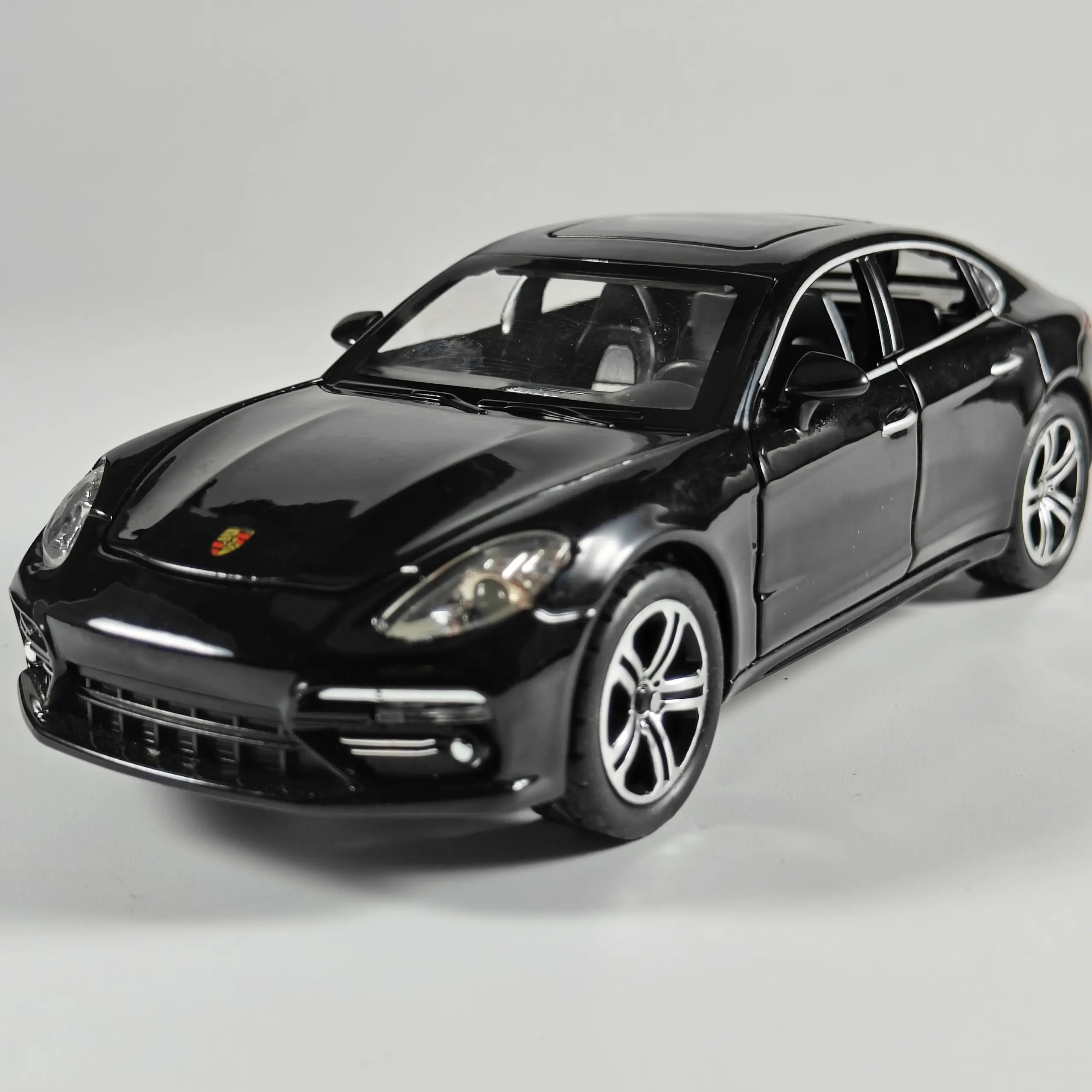 1:32 Scale Porsche Panamera Diecast Model 5 1:32 Scale Porsche Panamera Diecast Model - Image 5