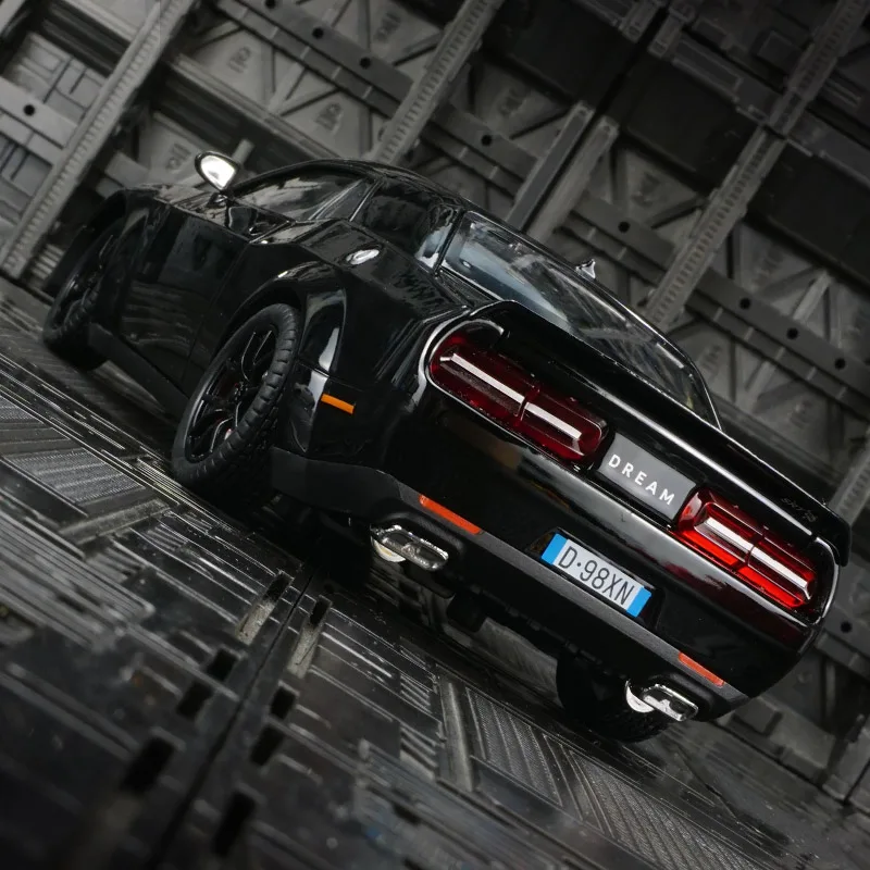 1:24 Scale Challenger Hellcat Diecast Model 6 1:24 Scale Challenger Hellcat Diecast Model - Image 6