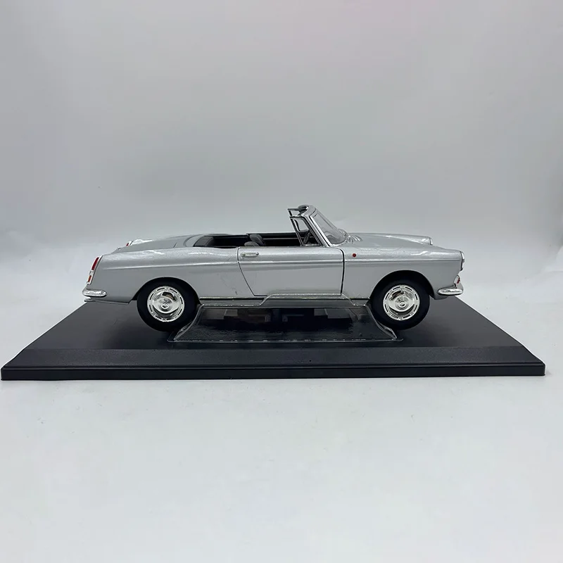 Silver 1:18 Diecast Vintage Convertible 3 Silver 1:18 Diecast Vintage Convertible - Image 3