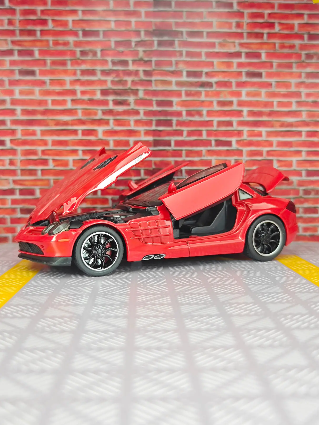 1:32 Silver Diecast Car Model with Lights 4 1:32 Silver Diecast Car Model with Lights - Image 4