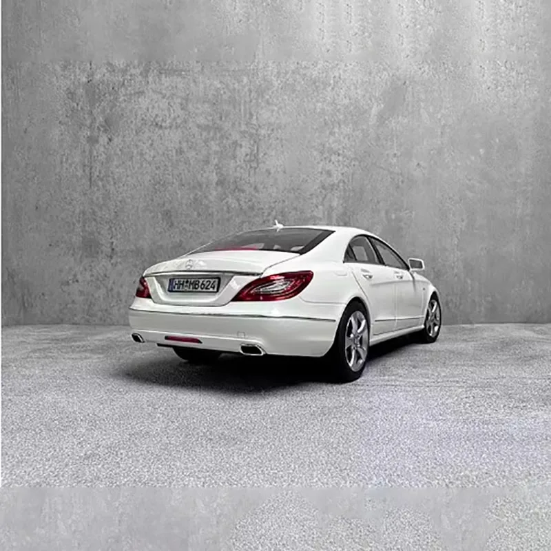 Mercedes-Benz CLS 1:18 Scale Model White 5 Mercedes-Benz CLS 1:18 Scale Model White - Image 5