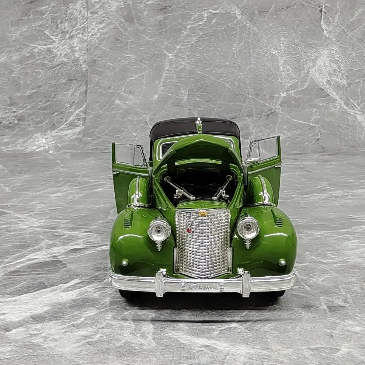 1938 Fleetwood Scale Model Collectible 5 1938 Fleetwood Scale Model Collectible - Image 5