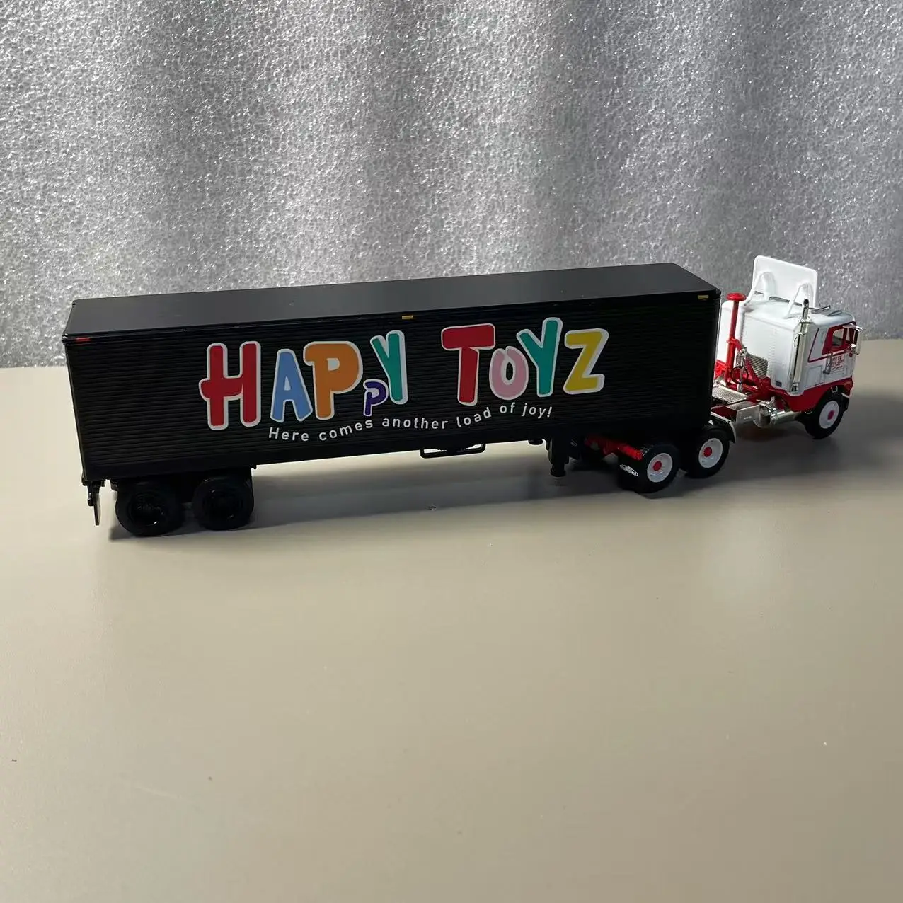 1:64 Diecast Freightliner Truck Model with Vibrant Trailer 2 1:64 Diecast Freightliner Truck Model with Vibrant Trailer - Image 2