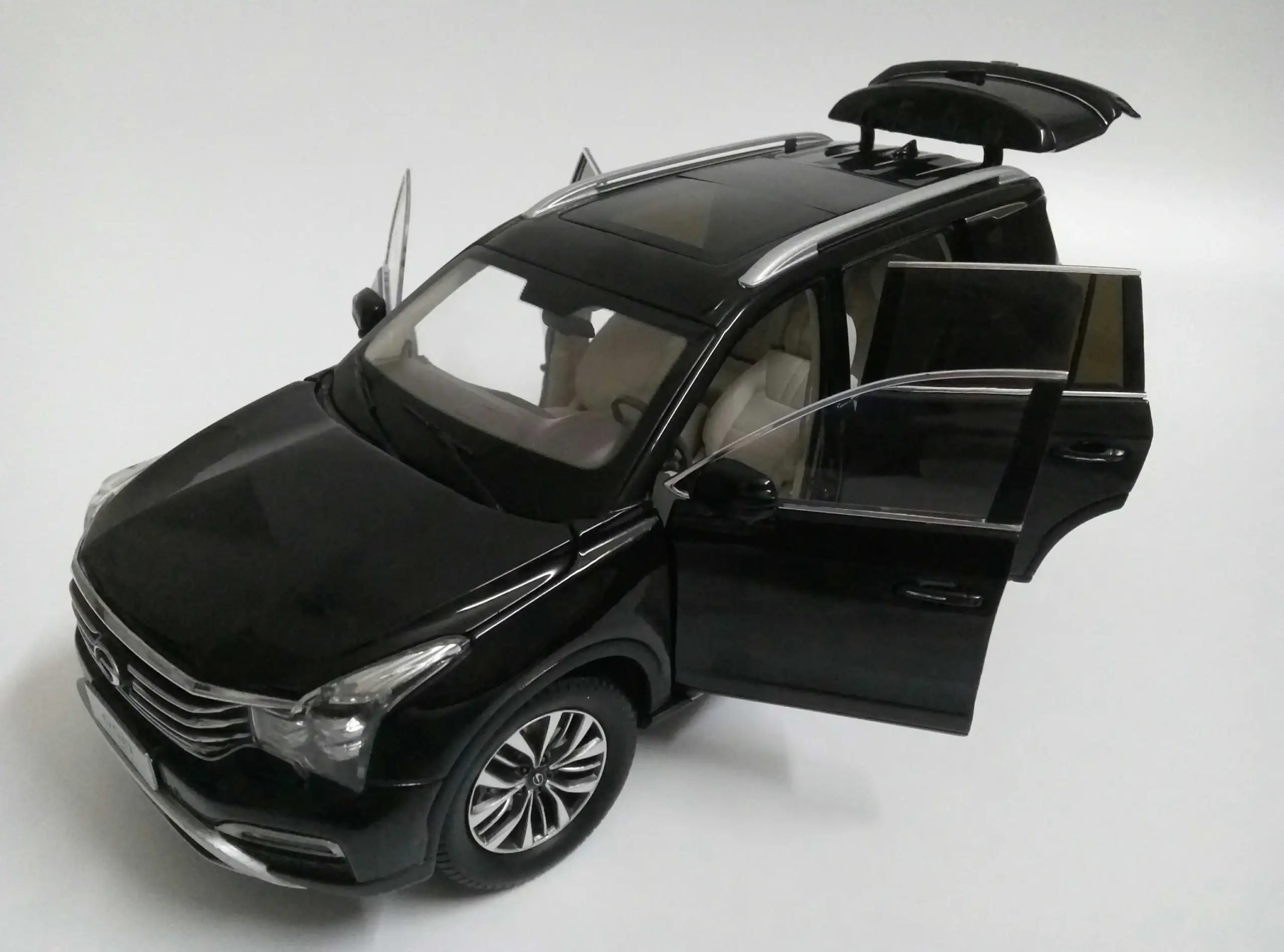 GAC Trumpchi GS8 1:18 Diecast Model Car 2 GAC Trumpchi GS8 1:18 Diecast Model Car - Image 2