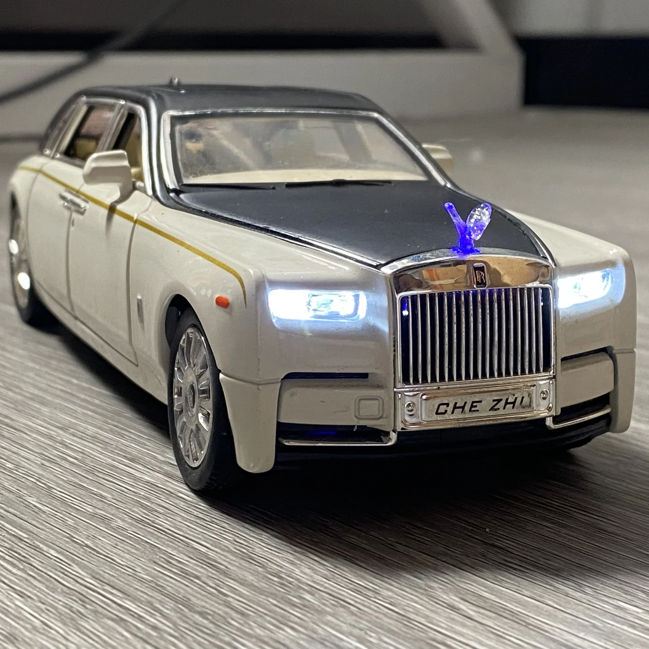 1:24 Rolls Royce Phantom Diecast Model 5 1:24 Rolls Royce Phantom Diecast Model - Image 5