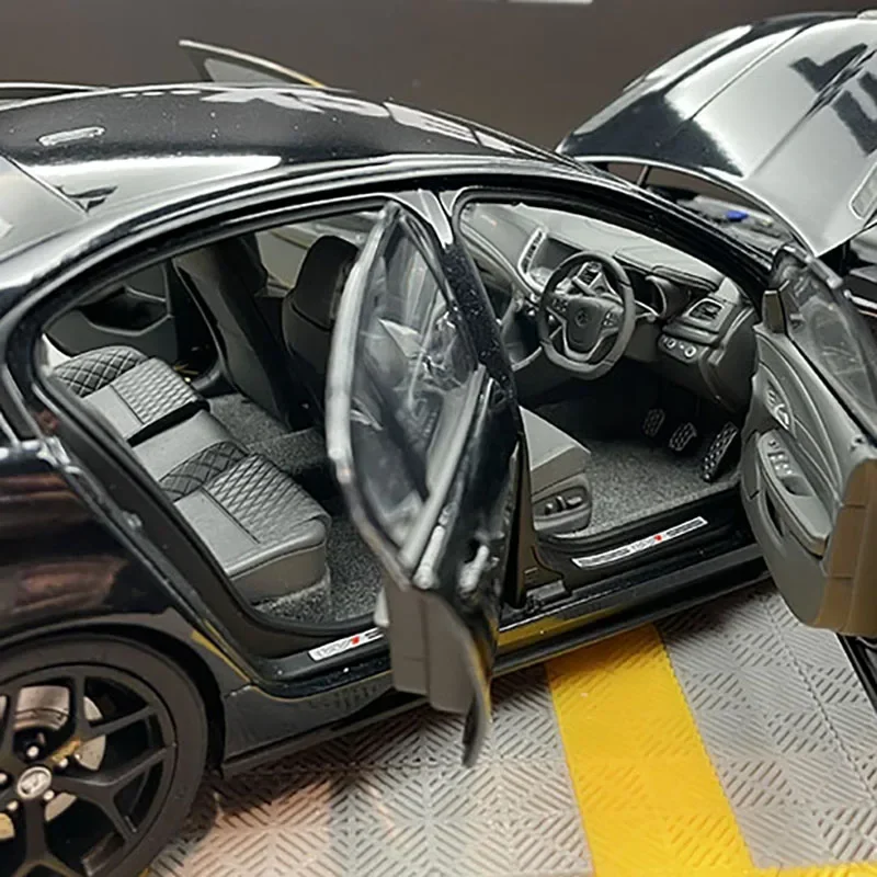 Holden HSV GTSR W1 1/18 Diecast Model 5 Holden HSV GTSR W1 1/18 Diecast Model - Image 5