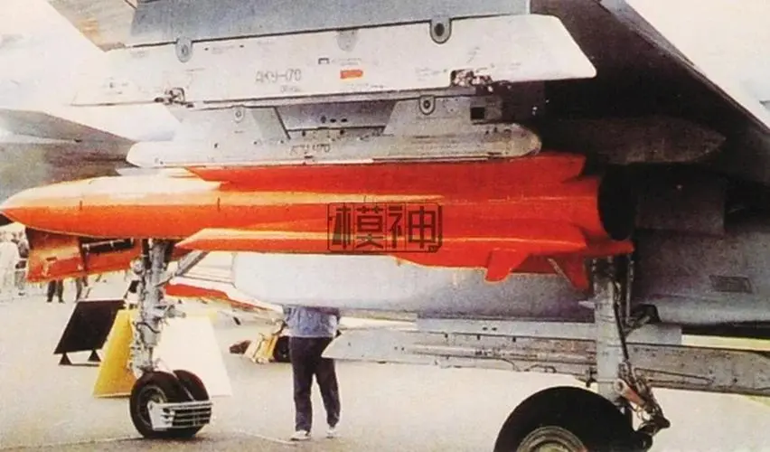 1/48 Scale Su-27 Flanker B Model Kit 4 1/48 Scale Su-27 Flanker B Model Kit - Image 4