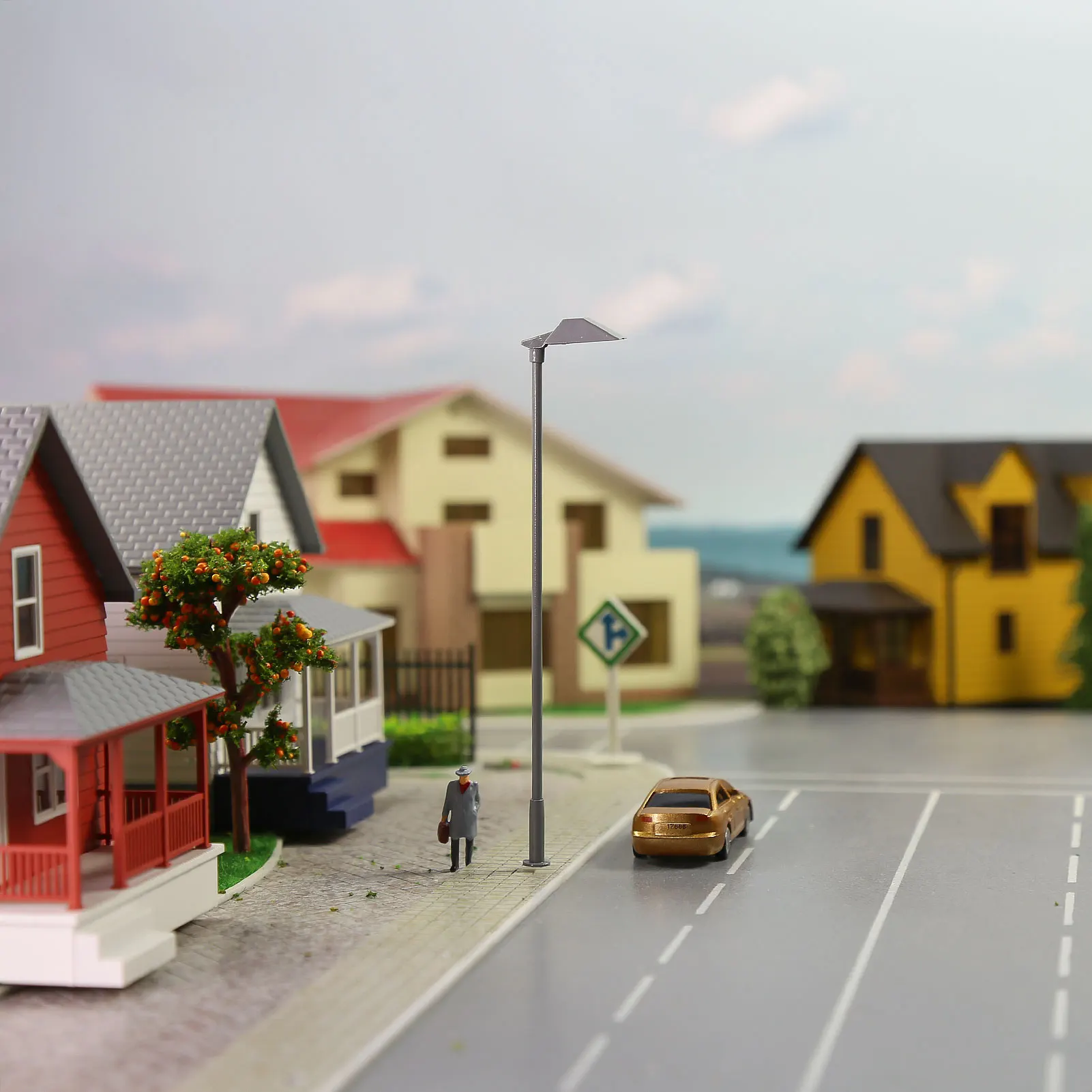 HO Scale Metal Street Lamps Set with LED Lighting 3 HO Scale Metal Street Lamps Set with LED Lighting - Image 3