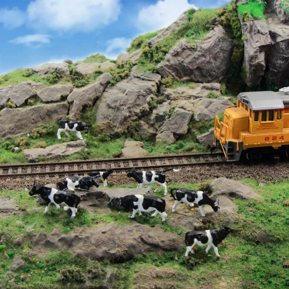Farm Scene HO Scale Model Set with Cows and Figures 6 Farm Scene HO Scale Model Set with Cows and Figures - Image 6