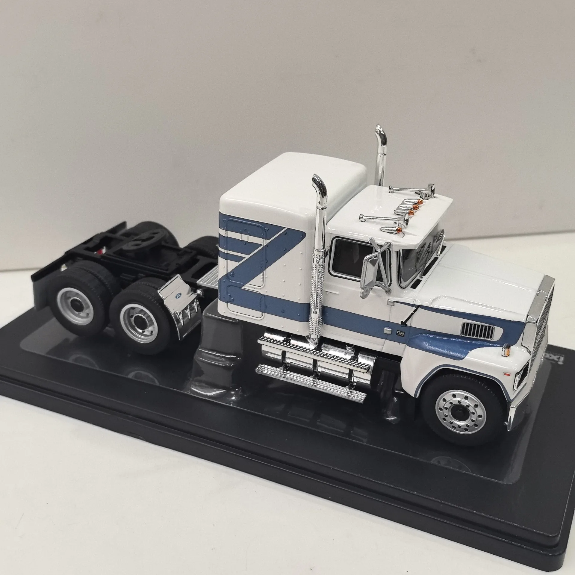 Vintage White Ford LTL-9000 Diecast Model 1:43 Scale 3 Vintage White Ford LTL-9000 Diecast Model 1:43 Scale - Image 3