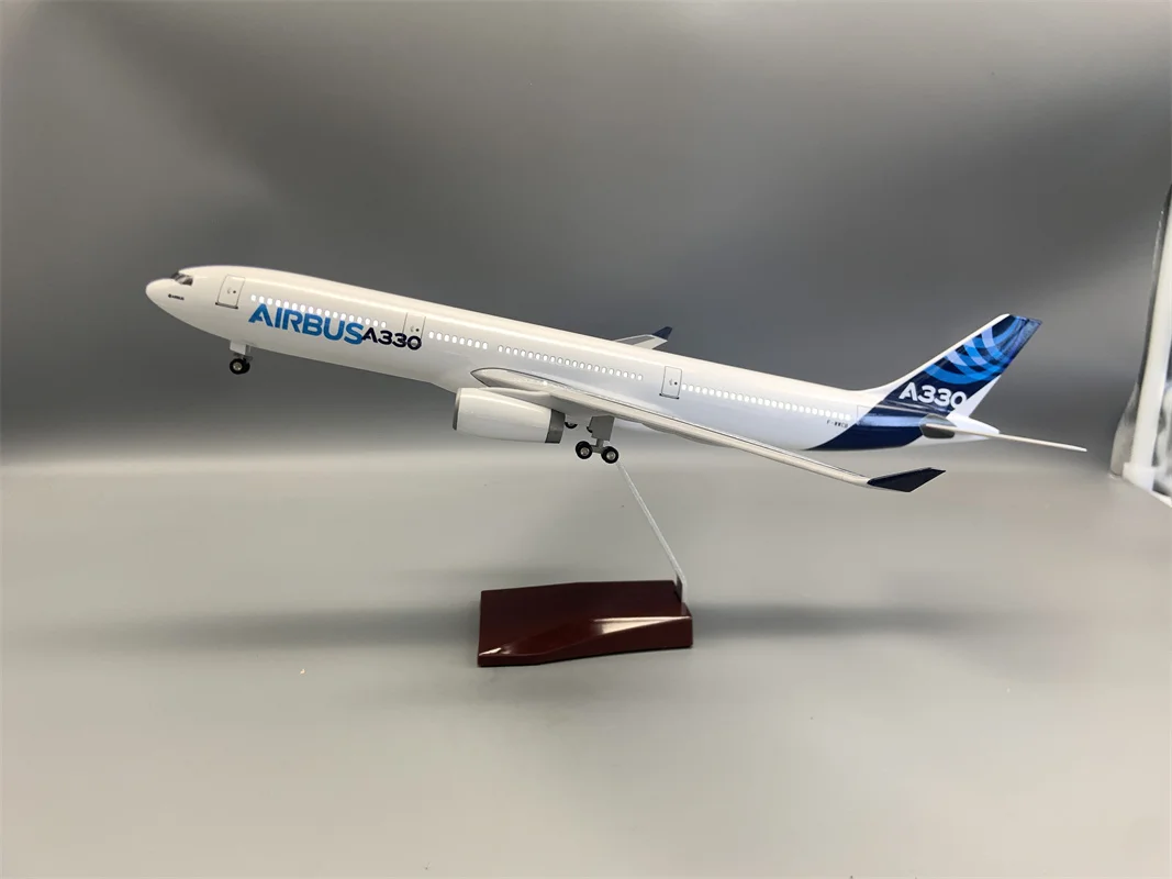 Airbus A330 1/135 Scale Model by Airways 6 Airbus A330 1/135 Scale Model by Airways - Image 6