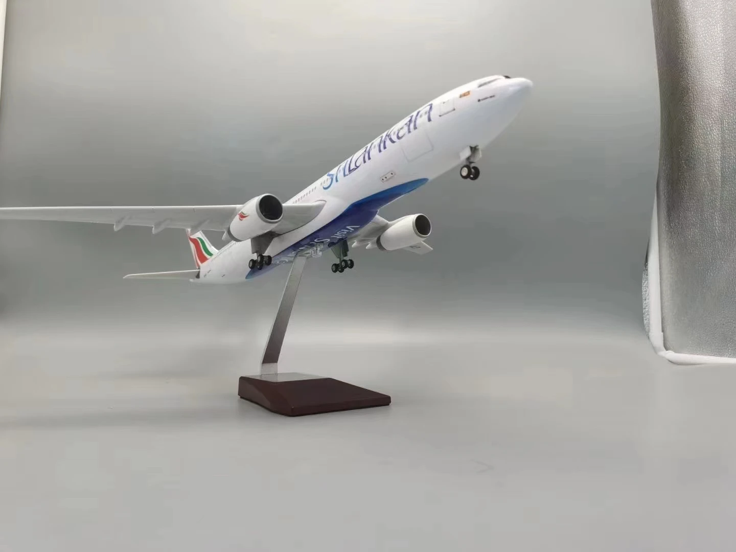 SriLankan Airlines A330 Scale Model — 47cm Display Piece 5 SriLankan Airlines A330 Scale Model — 47cm Display Piece - Image 5