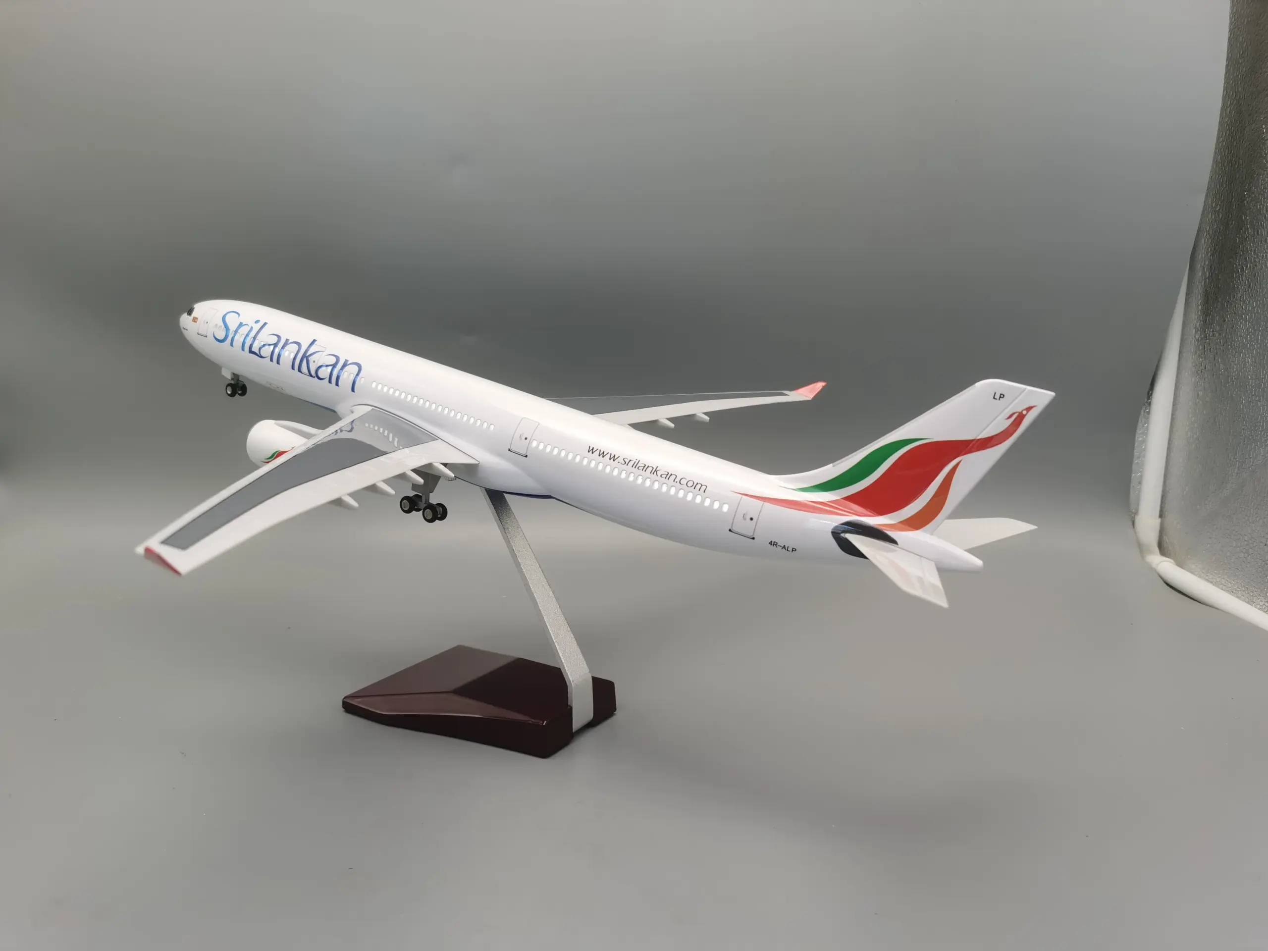 Airbus A330 Sri Lankan Airlines Model 1:135 Scale 4 Airbus A330 Sri Lankan Airlines Model 1:135 Scale - Image 4