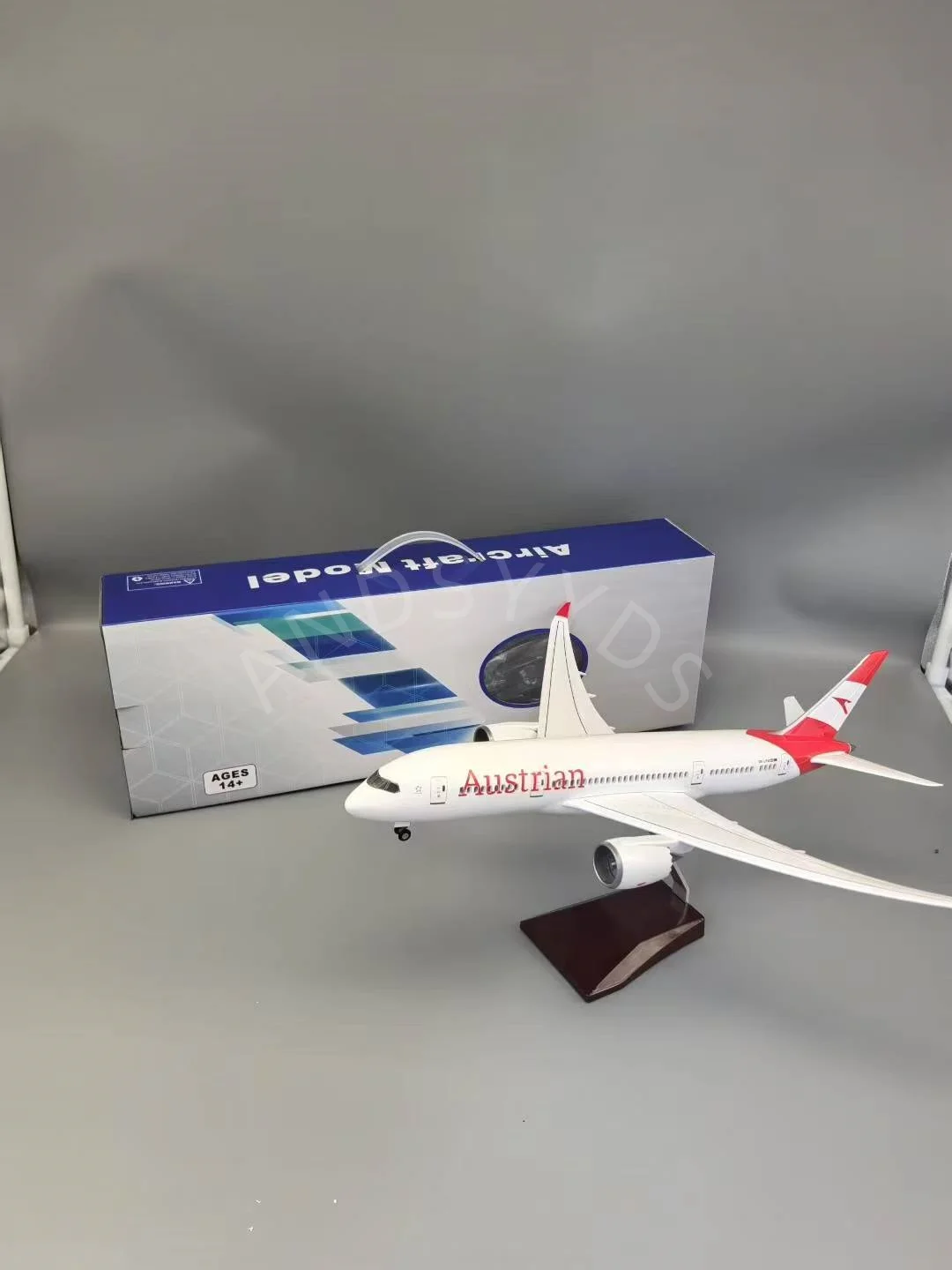 Austrian Boeing B787 Model 1:130 Scale with LED Light 3 Austrian Boeing B787 Model 1:130 Scale with LED Light - Image 3