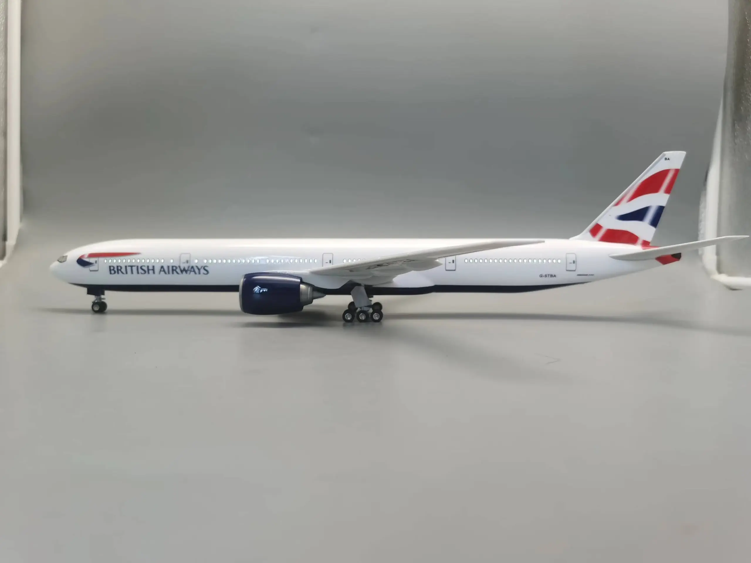 British Airways 47cm Resin Aircraft Model with LED Lighting 3 British Airways 47cm Resin Aircraft Model with LED Lighting - Image 3
