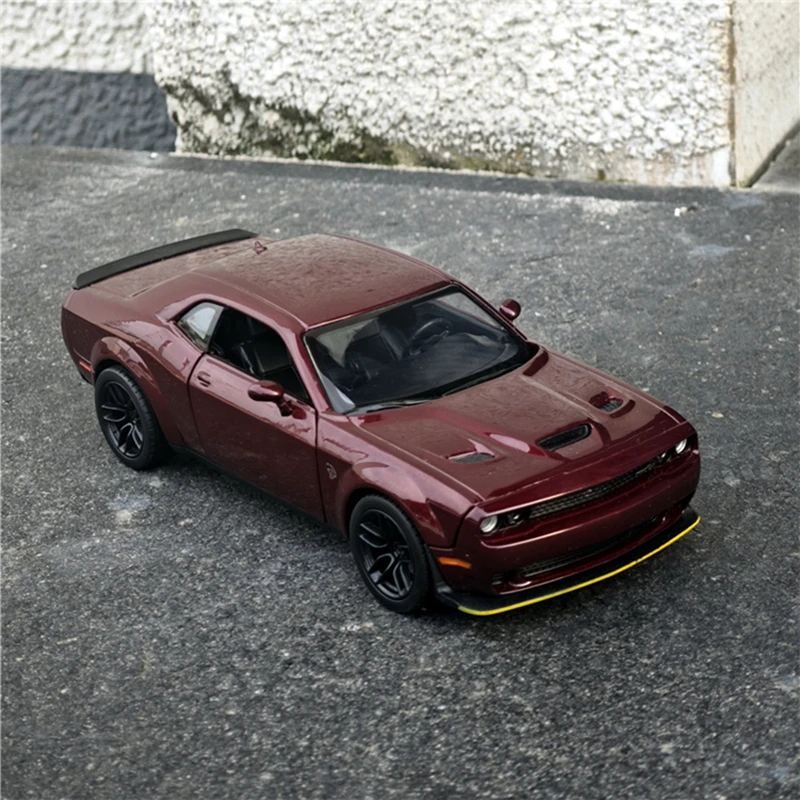 1:24 Dodge Challenger SRT Diecast Model 2 1:24 Dodge Challenger SRT Diecast Model - Image 2