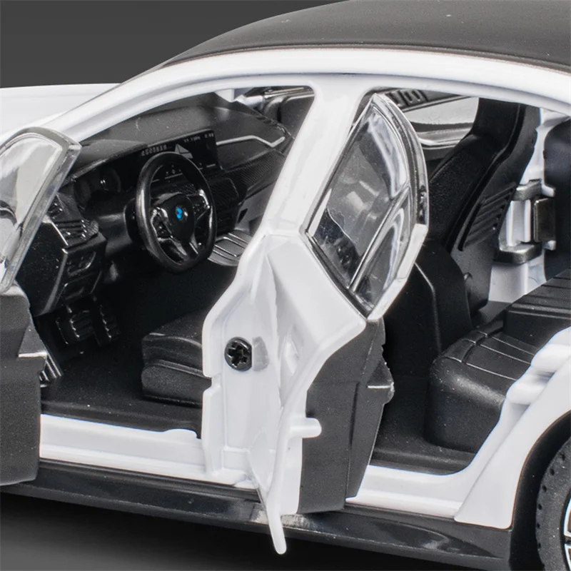 BMW 5 Series 530/530Li Coupe Diecast Model 1:24 4 BMW 5 Series 530/530Li Coupe Diecast Model 1:24 - Image 4