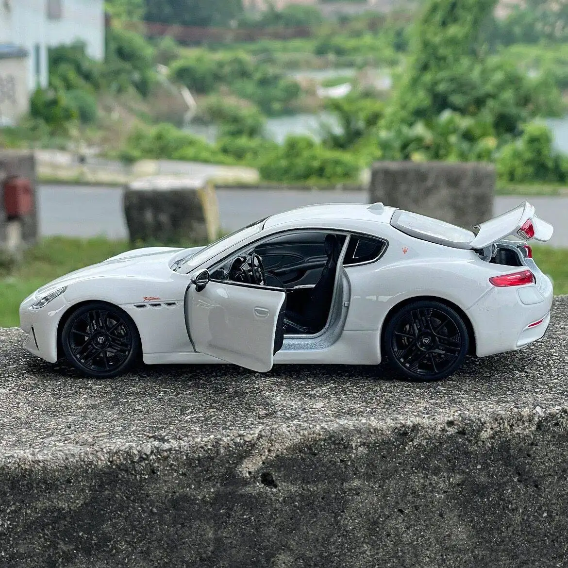 1/24 Maserati Granturismo Folgore Diecast Model 2 1/24 Maserati Granturismo Folgore Diecast Model - Image 2