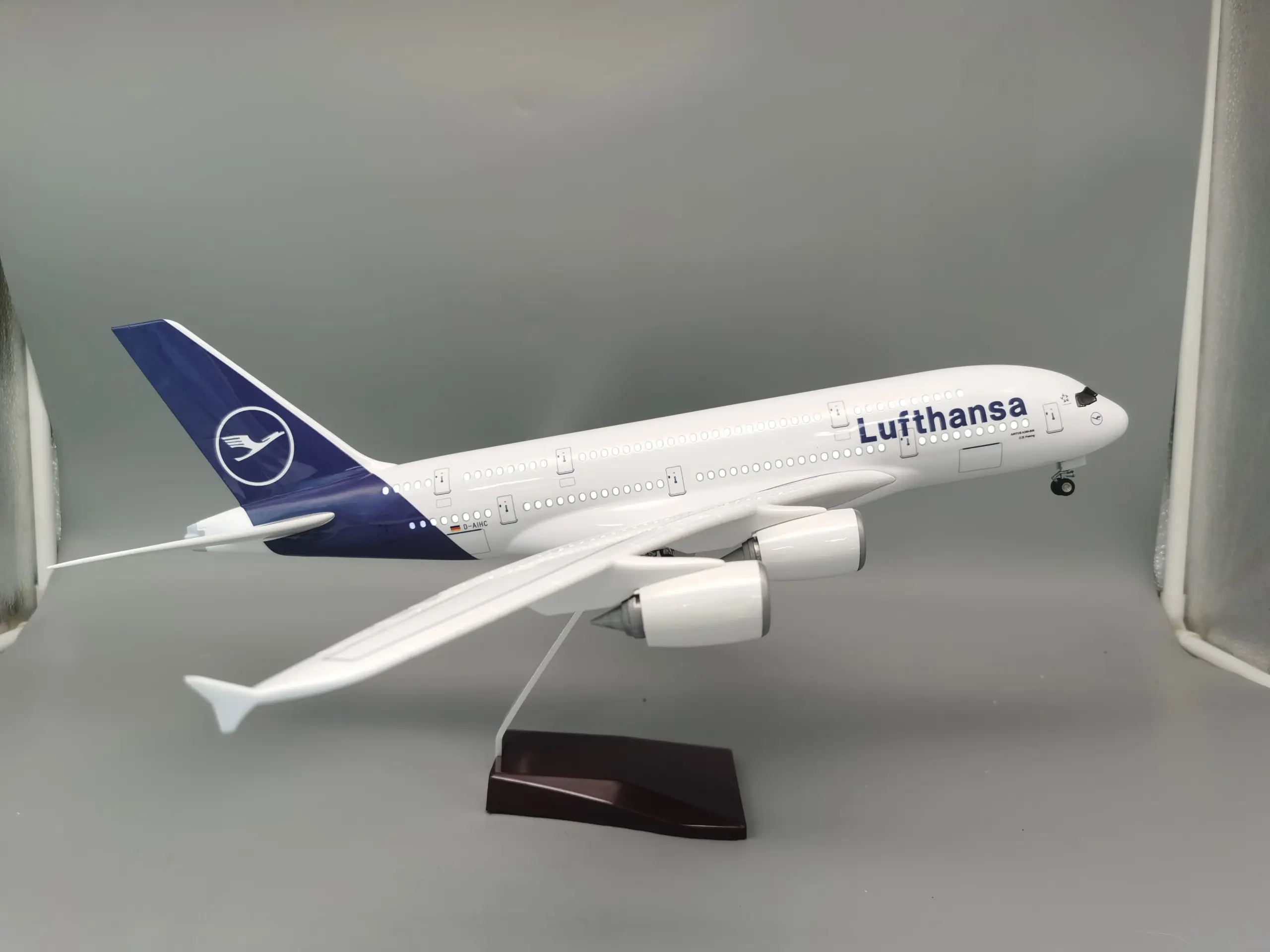 Lufthansa Airbus A380 Model 1:160 Scale 5 Lufthansa Airbus A380 Model 1:160 Scale - Image 5