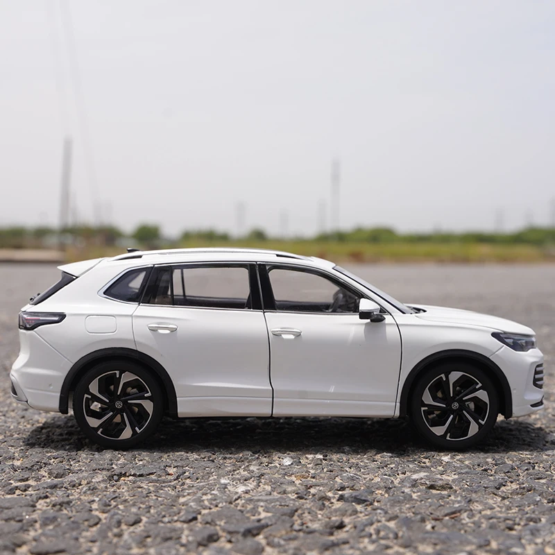 2025 VW Tiguan L PRO 1:18 Diecast Model 4 2025 VW Tiguan L PRO 1:18 Diecast Model - Image 4
