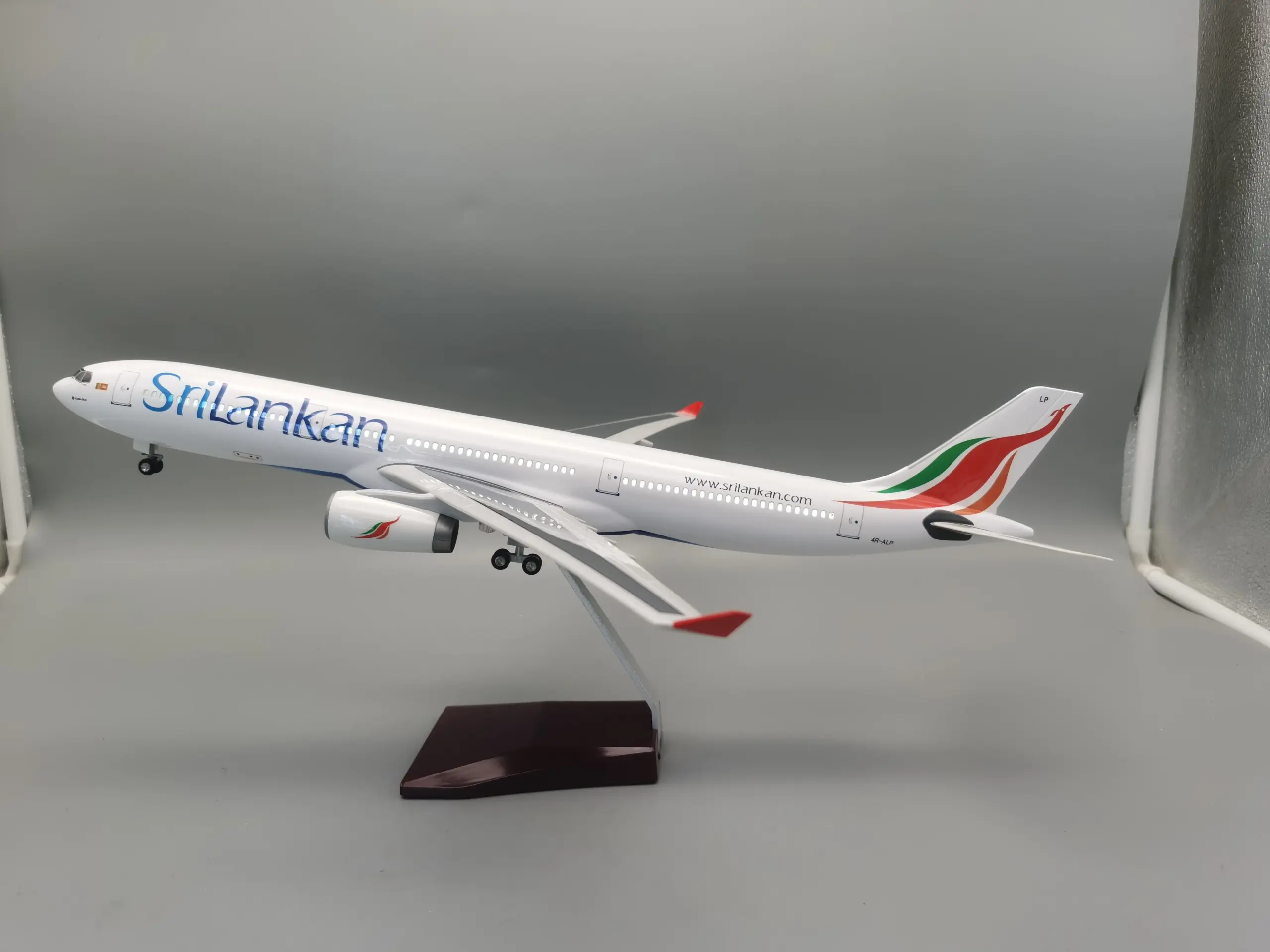 Airbus A330 Sri Lankan Airlines Model 1:135 Scale 2 Airbus A330 Sri Lankan Airlines Model 1:135 Scale - Image 2