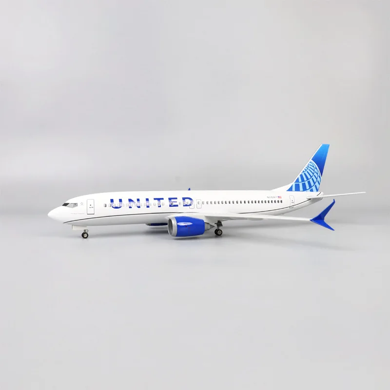 United Airlines Boeing 737 MAX Model - 47cm 3 United Airlines Boeing 737 MAX Model - 47cm - Image 3