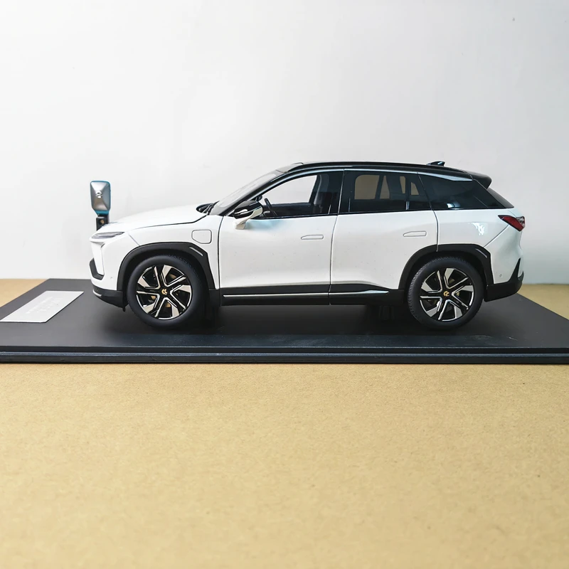 White NIO ES6 SUV 1:18 Scale Model Collection 2 White NIO ES6 SUV 1:18 Scale Model Collection - Image 2