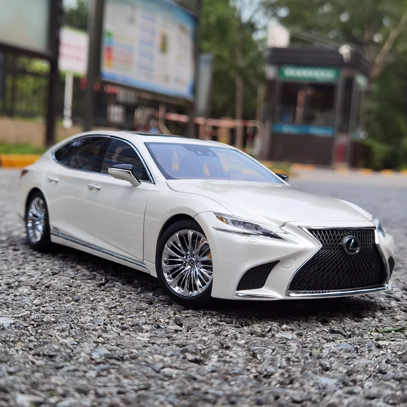 Lexus LS500h 1:18 Scale Model Car 7 Lexus LS500h 1:18 Scale Model Car - Image 7