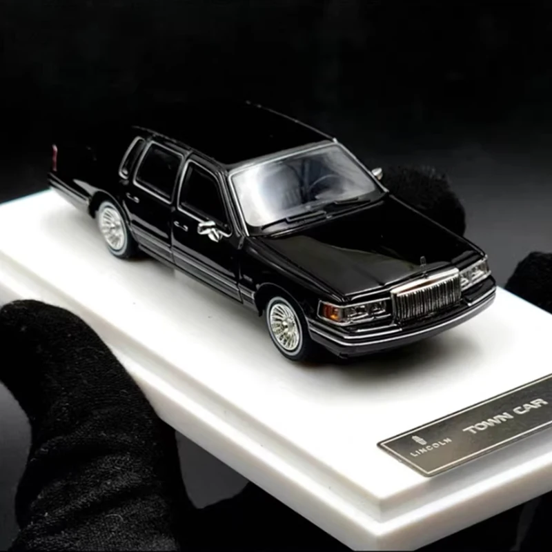 1992 Town Car Diecast Model in White 5 1992 Town Car Diecast Model in White - Image 5