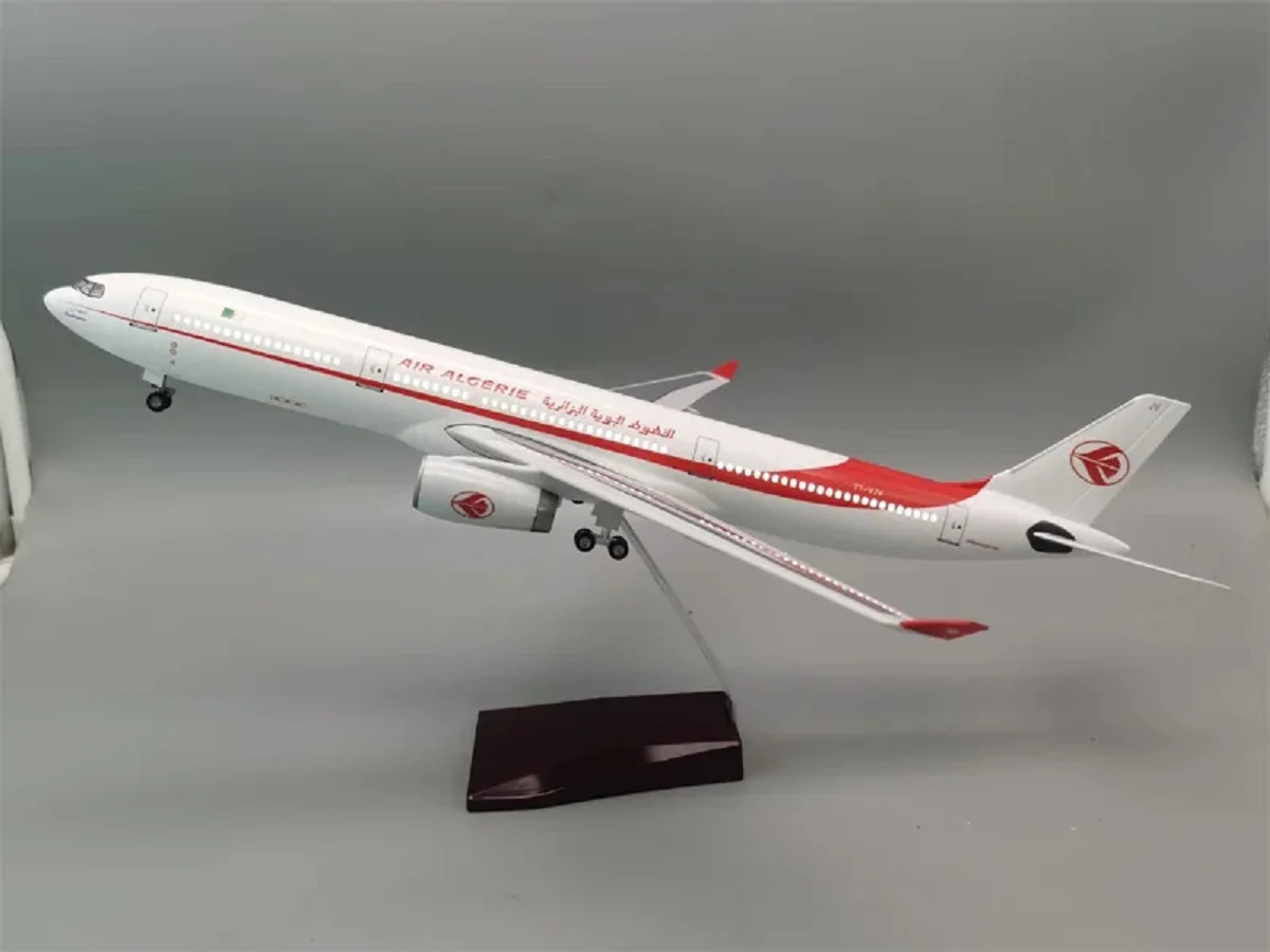 Airbus A330 1:135 Scale Model with LED Light 4 Airbus A330 1:135 Scale Model with LED Light - Image 4
