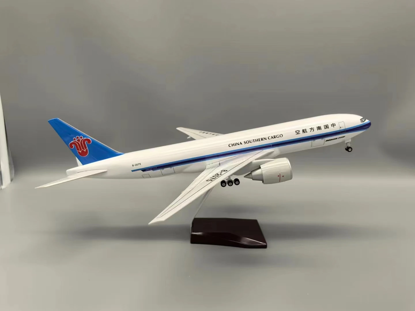 47cm diecast B777 Southern Airlines Cargo model 5 47cm diecast B777 Southern Airlines Cargo model - Image 5