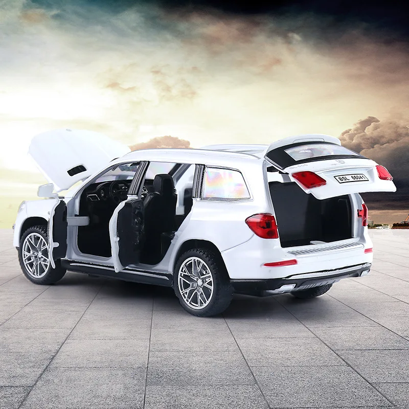 1:32 Scale Mercedes-Benz GL500 Diecast SUV Model 2 1:32 Scale Mercedes-Benz GL500 Diecast SUV Model - Image 2