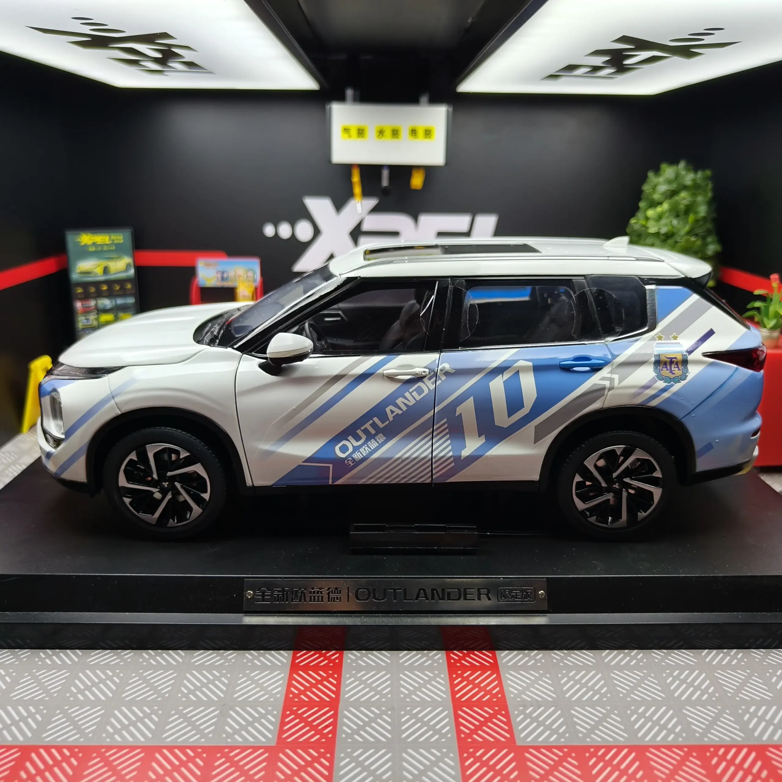 White 1:18 Mitsubishi Outlander Diecast Model 2 White 1:18 Mitsubishi Outlander Diecast Model - Image 2