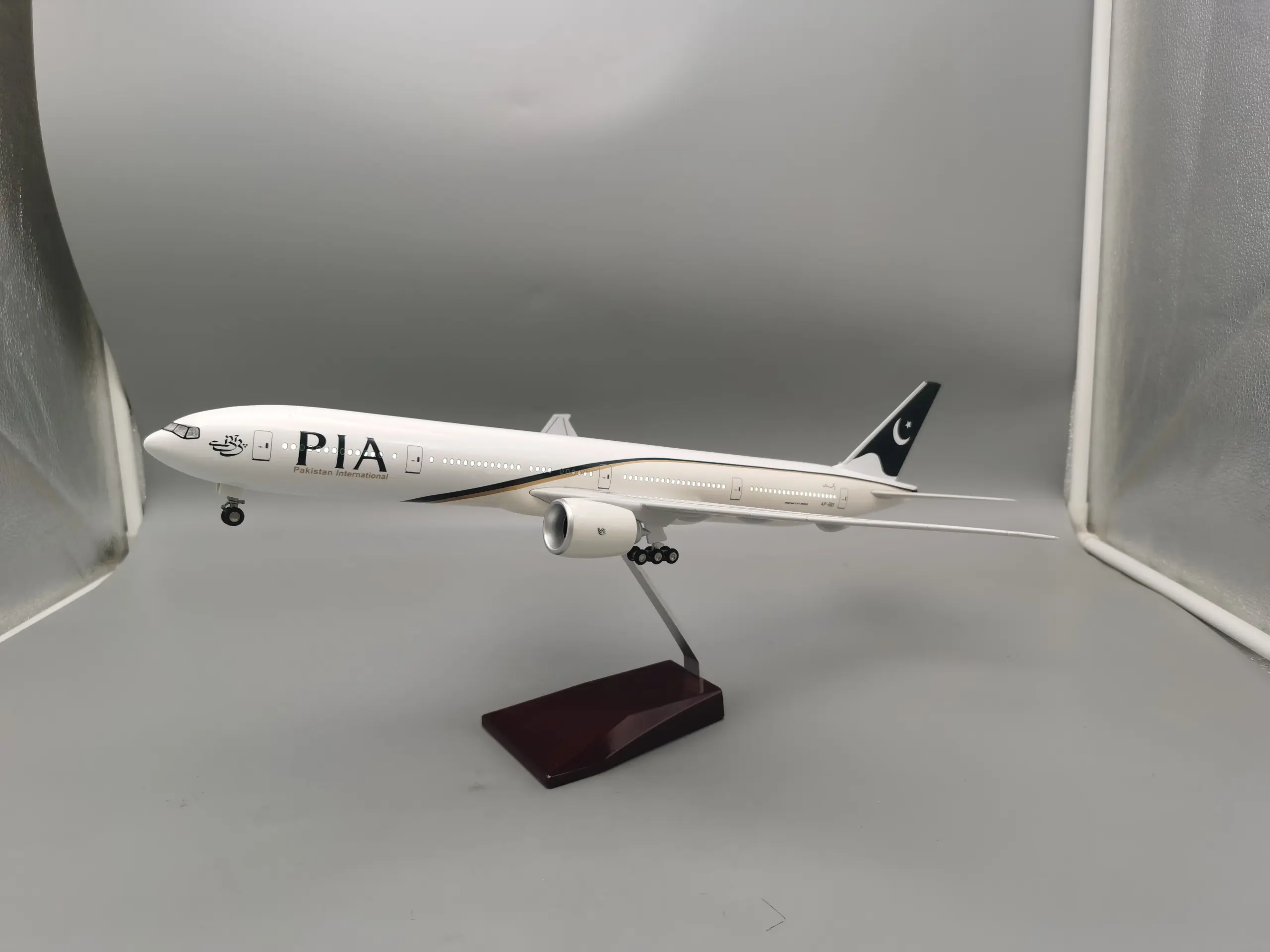 Pakistan Airlines B777 Model Display 47cm 3 Pakistan Airlines B777 Model Display 47cm - Image 3