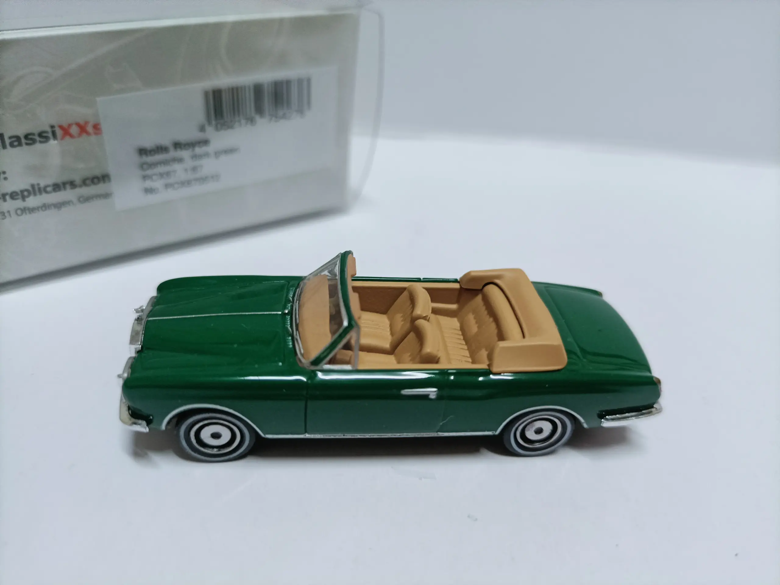 Green Rolls-Royce Convertible Diecast Model 1:87 Scale 2 Green Rolls-Royce Convertible Diecast Model 1:87 Scale - Image 2