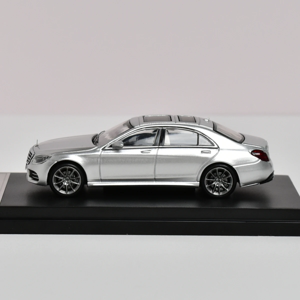 Mercedes-Benz S450 W222 1:64 Diecast Model Car 4 Mercedes-Benz S450 W222 1:64 Diecast Model Car - Image 4