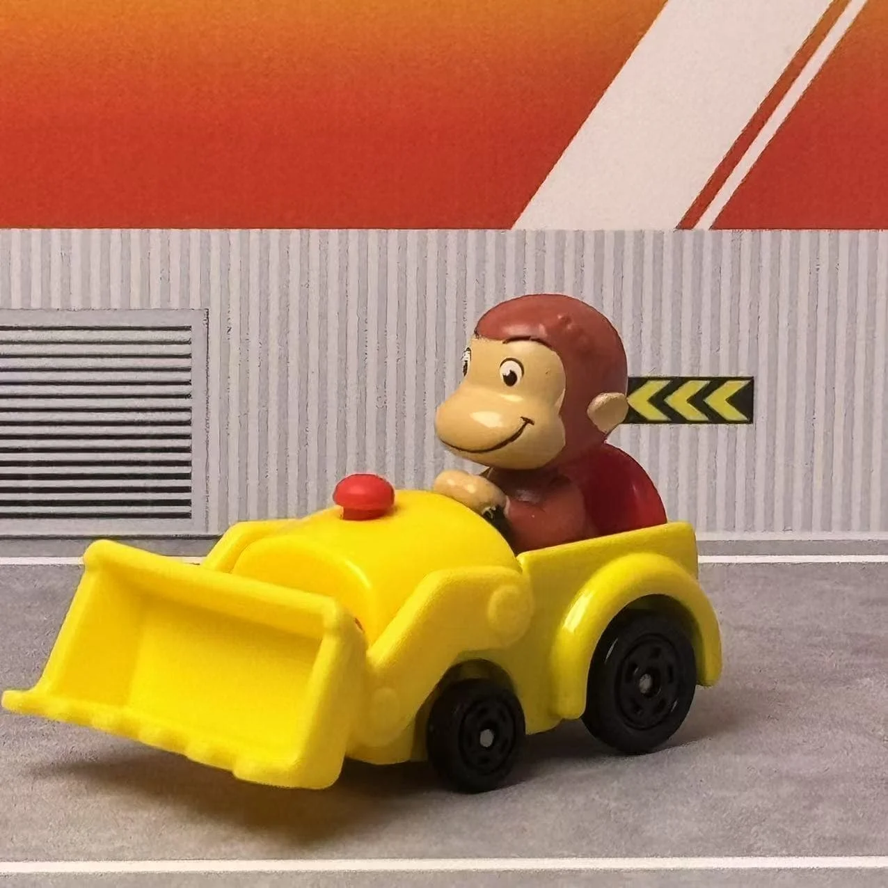 Curious George Excavator Bus Diecast Model 1:64 2 Curious George Excavator Bus Diecast Model 1:64 - Image 2