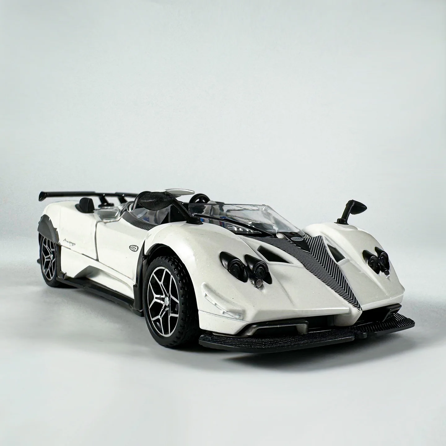 1:32 Alloy Sports Car Model for Collectors 4 1:32 Alloy Sports Car Model for Collectors - Image 4