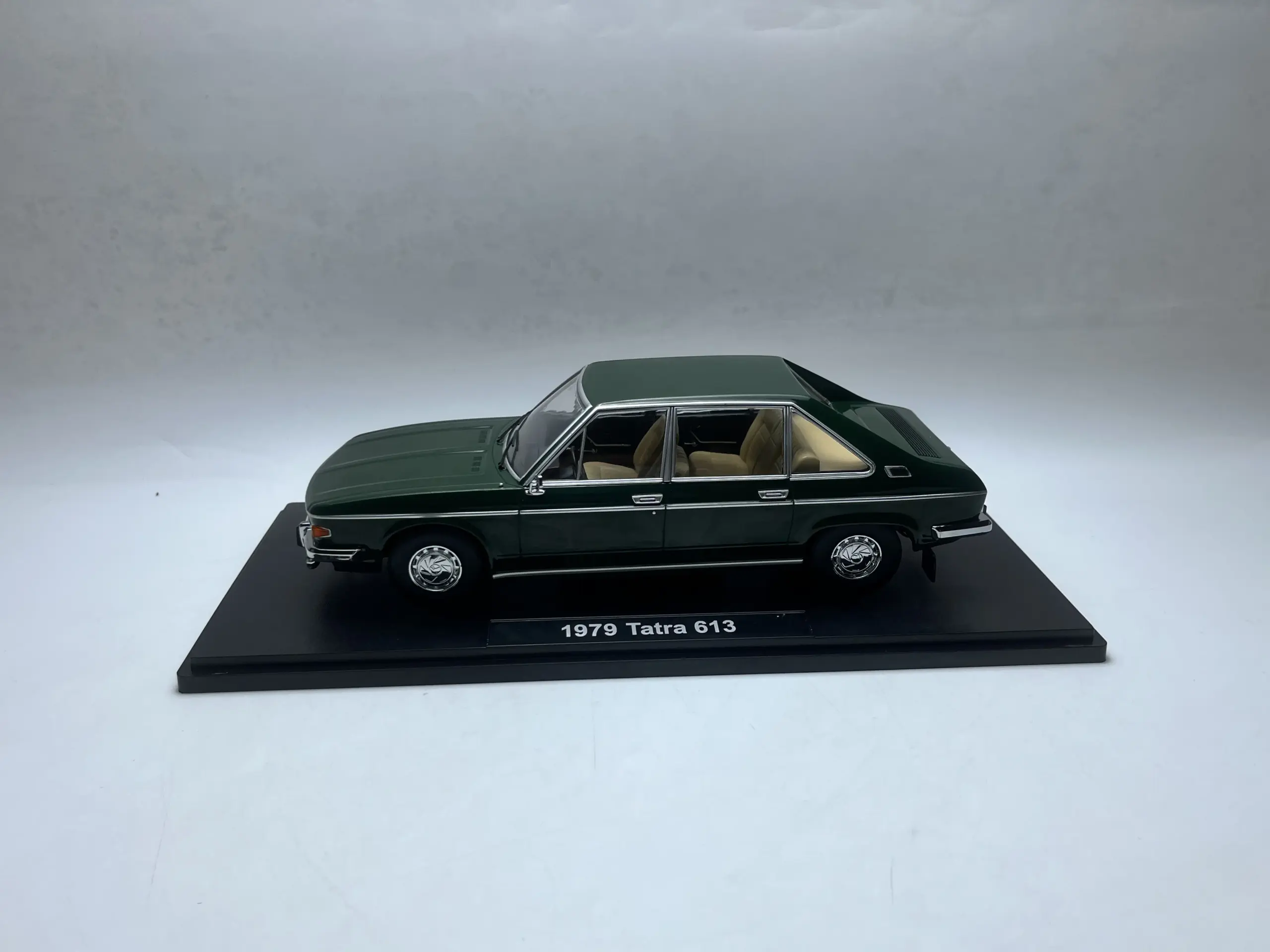 Vintage Tatra 613 Rescue Car Model 4 Vintage Tatra 613 Rescue Car Model - Image 4