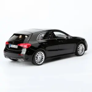 Mercedes-Benz GLA 1:18 Scale Model Displaypiece 4 S20d86a485f63427495db27378f4b2c01l