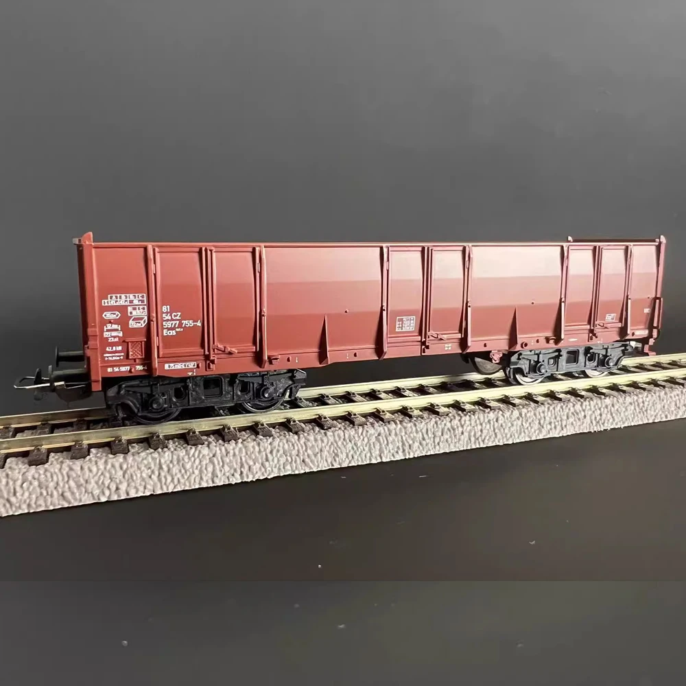 Vibrant Green HO Freight Car from PIKO 5 Vibrant Green HO Freight Car from PIKO - Image 5