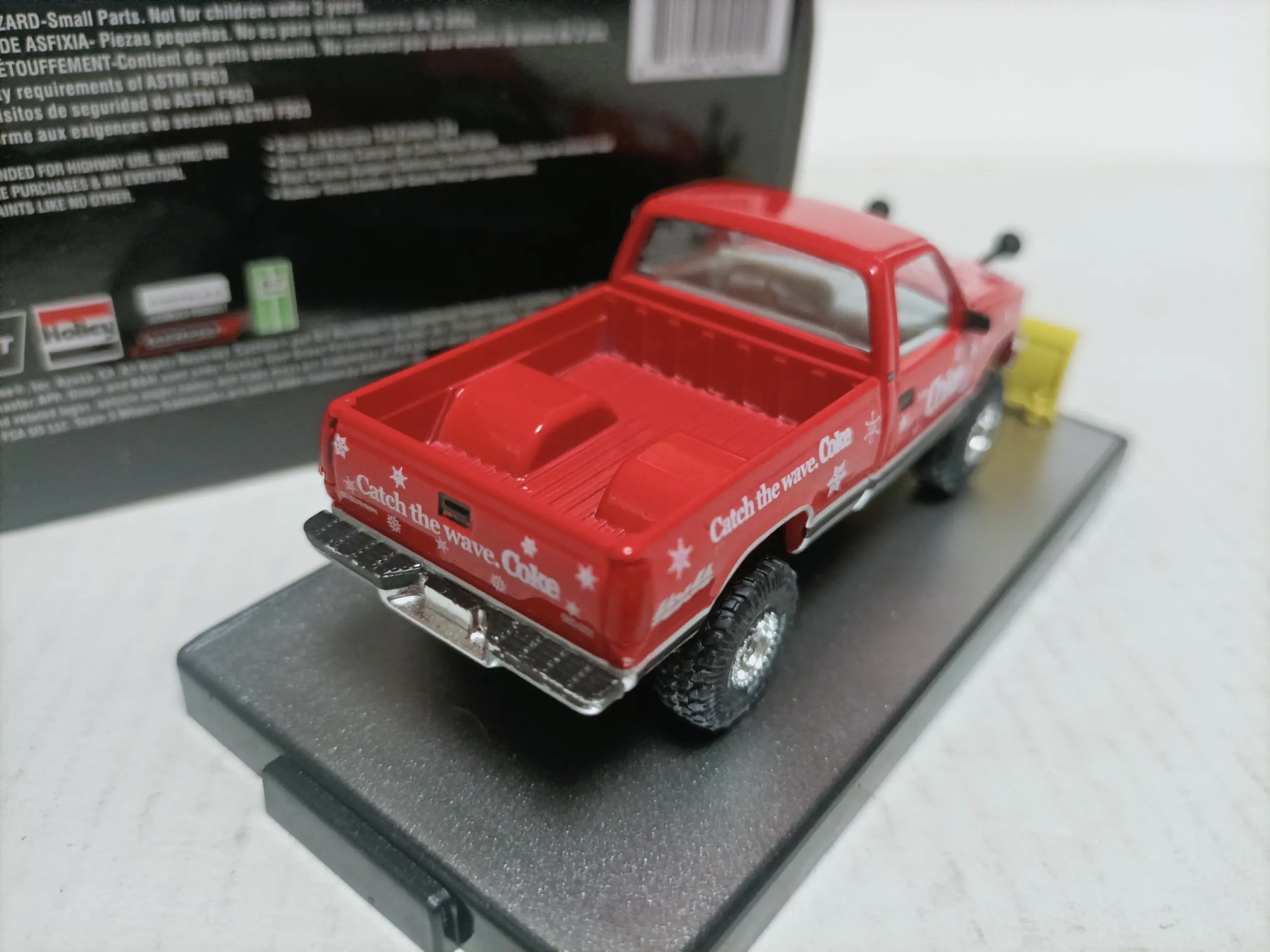 1998 GMC Sierra 1500 4x4 Diecast Model 3 1998 GMC Sierra 1500 4x4 Diecast Model - Image 3