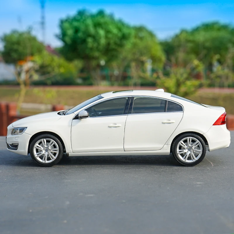 1:18 Scale Diecast Model of Volvo S60L 2018 and XC60 2015 3 1:18 Scale Diecast Model of Volvo S60L 2018 and XC60 2015 - Image 3